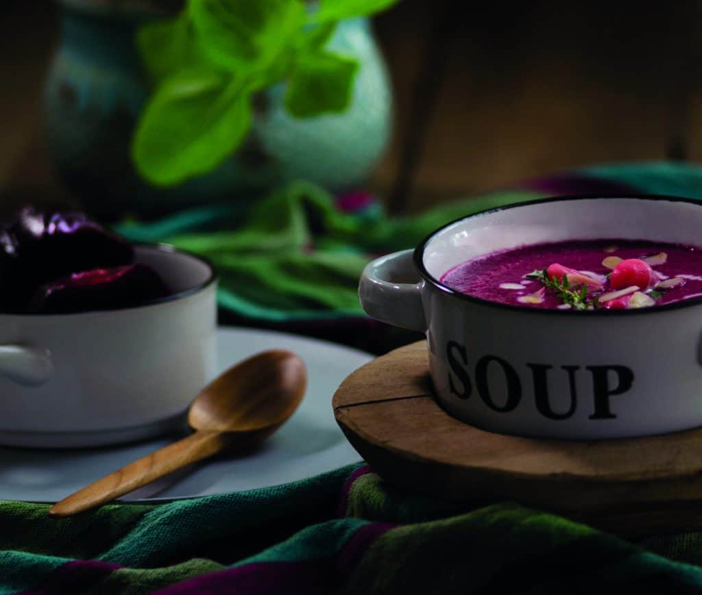 Antónia Mačingová - Polievka z cvikly s chrenovými haluškami